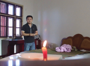 2米开外扑克牌灭蜡烛.gif